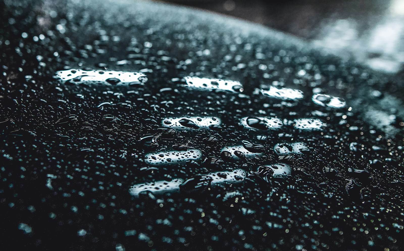 Gotas de agua sobre pintura oscura protegida con cera